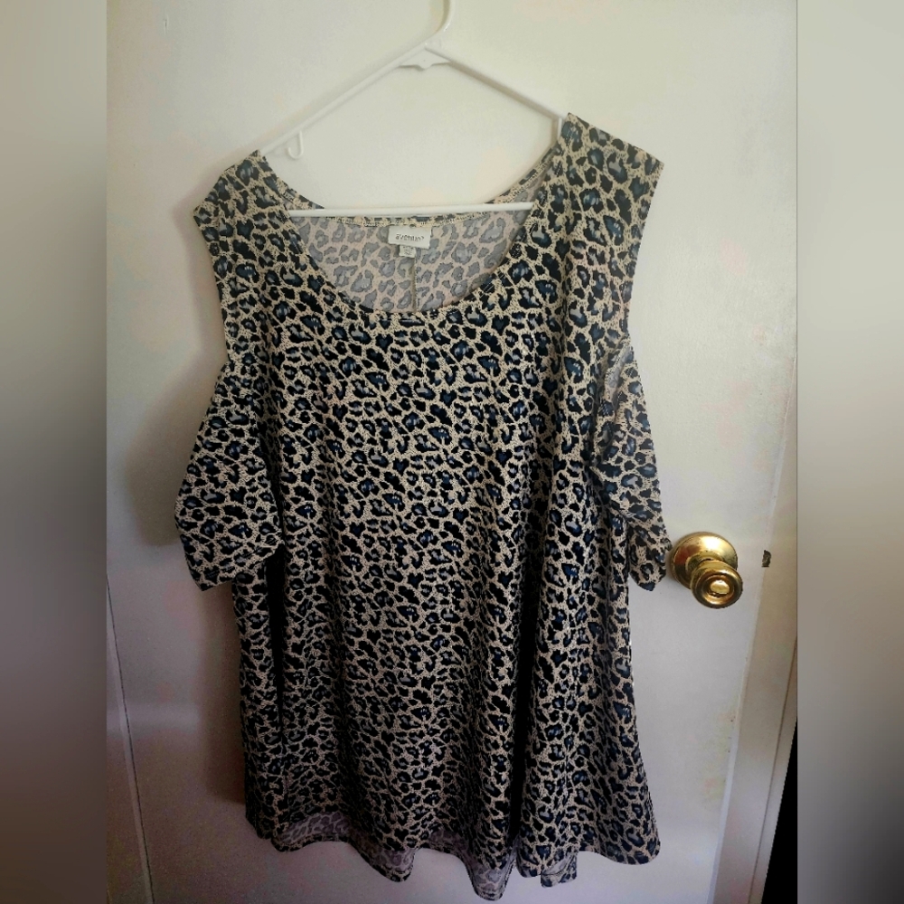 New!Avenue Black and White Peek A Boo Shoulders Blouse Relaxed Fit
